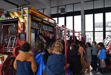 VISITE PAR LES ENFANTS DES ÉCOLES DE LA CASERNE DES POMPIERS